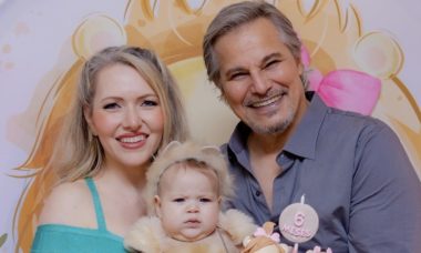 Karin Roepke e Edson Celulari comemoram 6 meses da filha