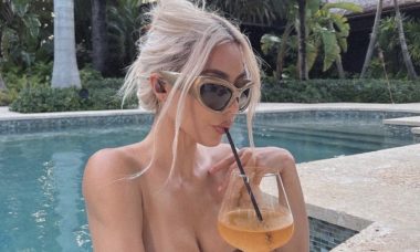Kim Kardashian surge tomando drink em piscina e encanta fãs