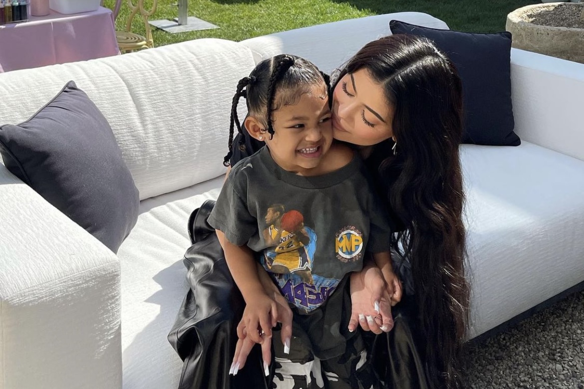 Kylie Jenner posta desabafo sobre filha: "Não me deixa mais vesti-la"