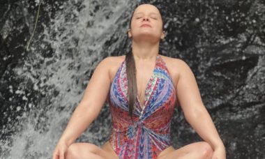 Maiara toma banho de cachoeira e reflete: "Seja feliz"