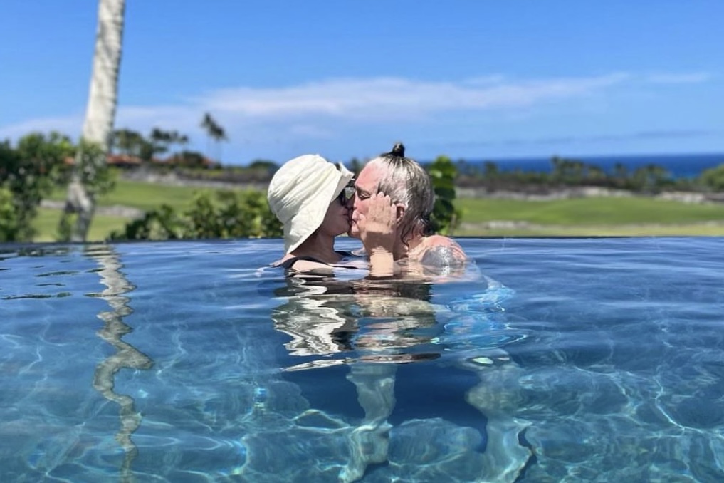 Sharon e Ozzy Osbourne curtem férias românticas no Havaí