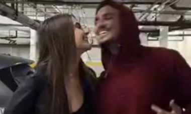 Vídeo: Jade Picon e Gabriel Medina trocam beijos em festa