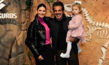Alvaro Garnero vai com a família em exposição de dinossauros