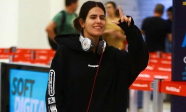 Antônia Morais é clicada desembarcando em aeroporto no Rio