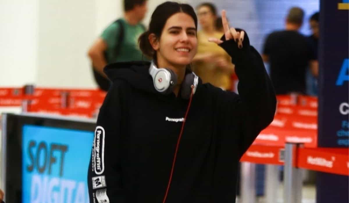 Antônia Morais é clicada desembarcando em aeroporto no Rio