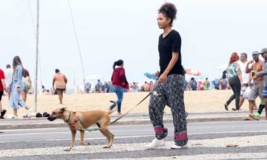 Bruna Inocencio passeia com cachorro pela orla de Copacabana