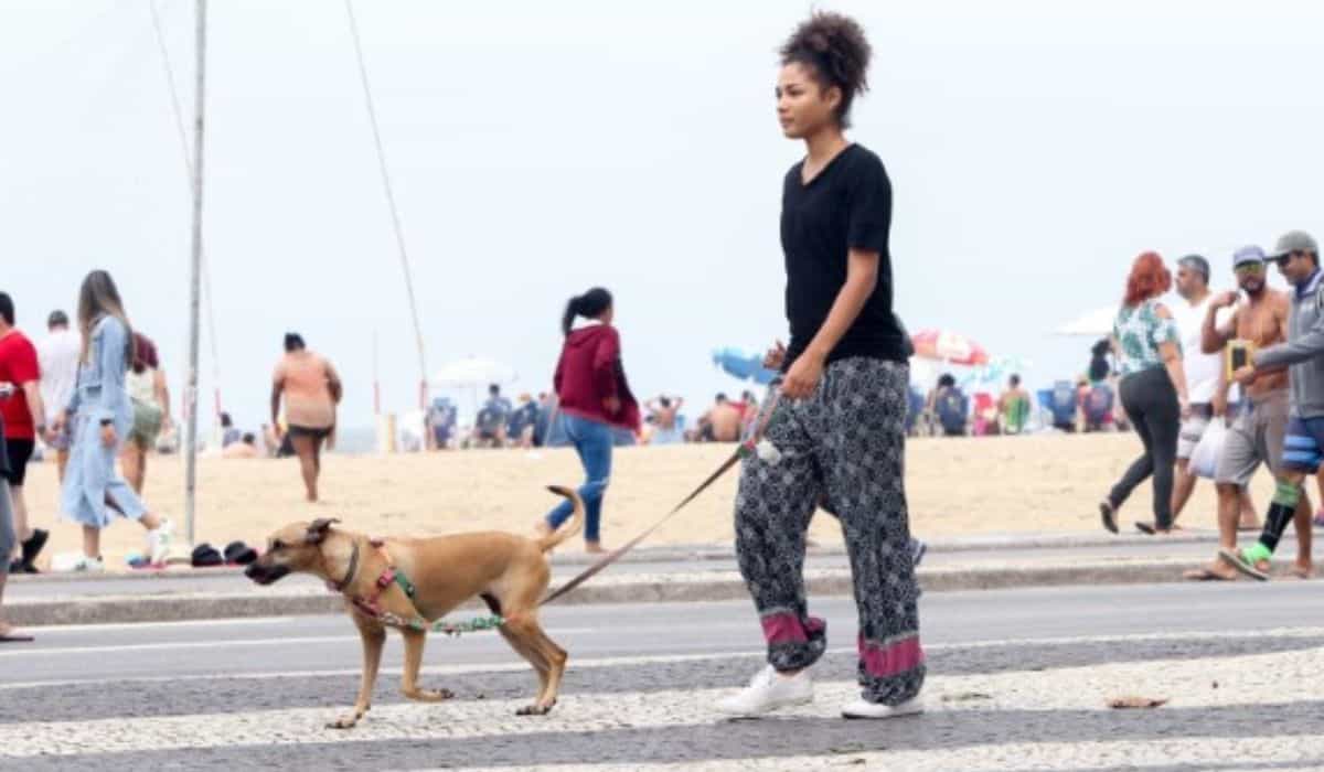 Bruna Inocencio passeia com cachorro pela orla de Copacabana