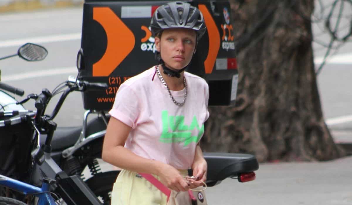 Bruna Linzmeyer é vista andando de bicicleta pelas ruas do Rio