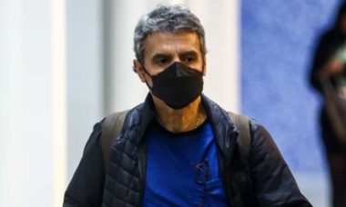 Ator Cássio Gabus é visto desembarcando em aeroporto do Rio (Vitor Eduardo / AgNews)