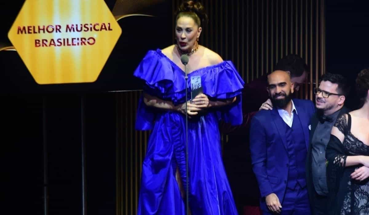 Grávida, Claudia Raia recebe prêmio Bibi Ferreira por musical