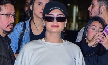 Demi Lovato é vista embarcando em aeroporto do Rio