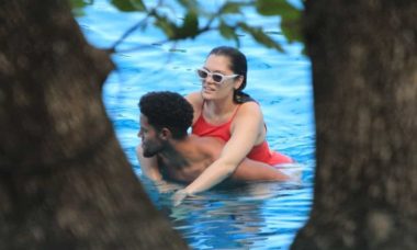 Jessie J curte piscina e praia ao lado do novo namorado no Rio
