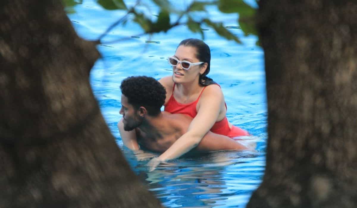 Jessie J curte piscina e praia ao lado do novo namorado no Rio