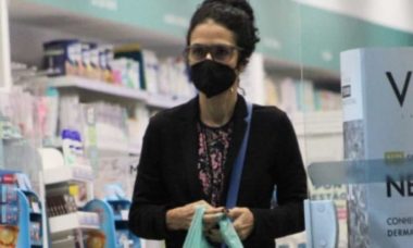 Marisa Monte é vista fazendo compras em farmácia do Rio