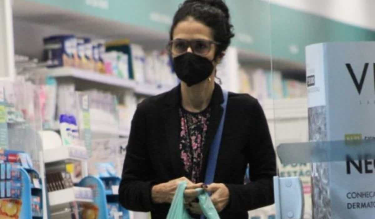 Marisa Monte é vista fazendo compras em farmácia do Rio