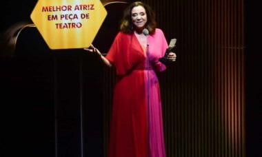 Marisa Orth leva troféu de 'Melhor Atriz' no Prêmio Bibi Ferreira (Foto: Leo Franco / AgNews)