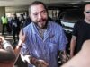 Simpático, Post Malone fala com fãs ao desembarcar no Rio