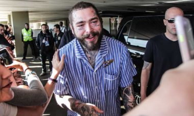 Simpático, Post Malone fala com fãs ao desembarcar no Rio