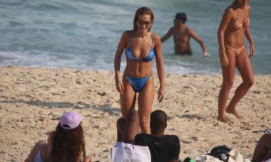Após show no Rock in Rio, Rita Ora curte praia em São Conrado