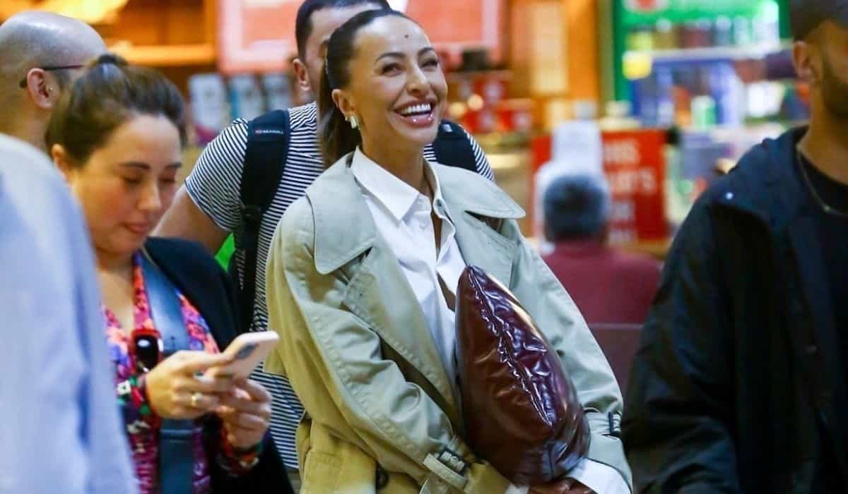 Sorridente, Sabrina Sato é vista embarcando em aeroporto do Rio