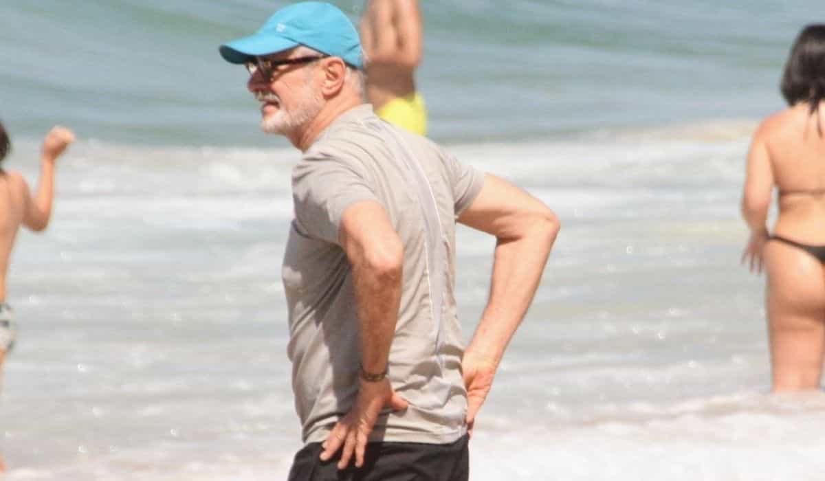 O ator Marcos Caruso curte dia de sol na praia do Leblon