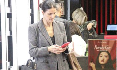 Lisandra Souto foi fotografada passeando por shopping do Leblon