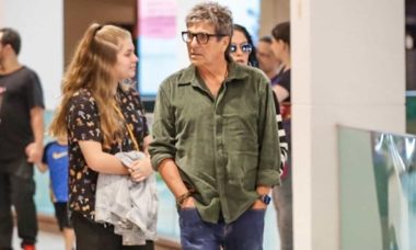 Evandro Mesquita passeia com a família por shopping do Rio