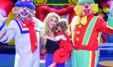 Dany Bananinha leva filha em circo do Patati Patatá no Rio