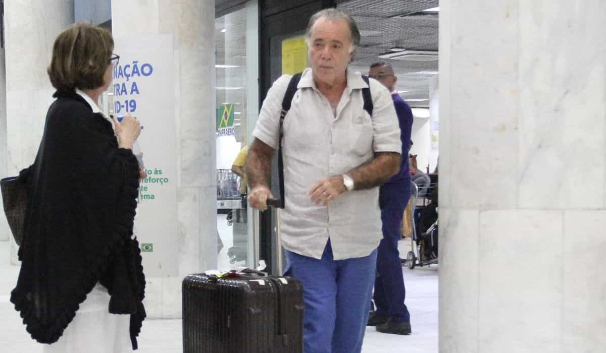Tony Ramos desembarca ao lado da esposa no Rio de Janeiro