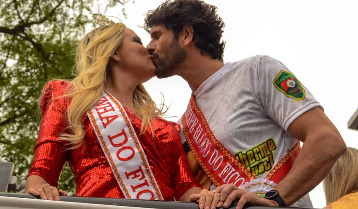 Ellen Roche troca beijos com namorado ao desfilar em Bloco por SP