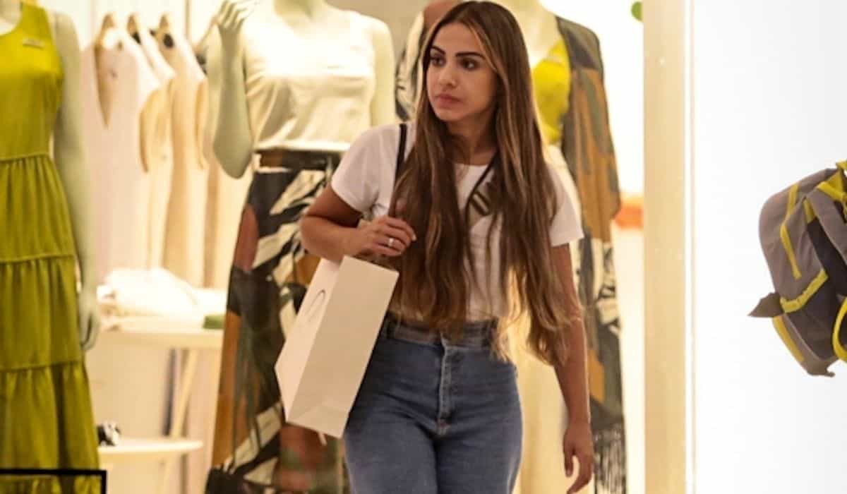 Gabriela Rocha é vista fazendo compras em shopping do Rio