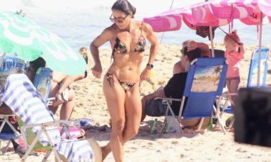 Mônica Teixeira é flagrada curtindo dia de praia no Leblon