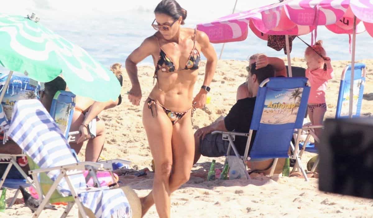 Mônica Teixeira é flagrada curtindo dia de praia no Leblon