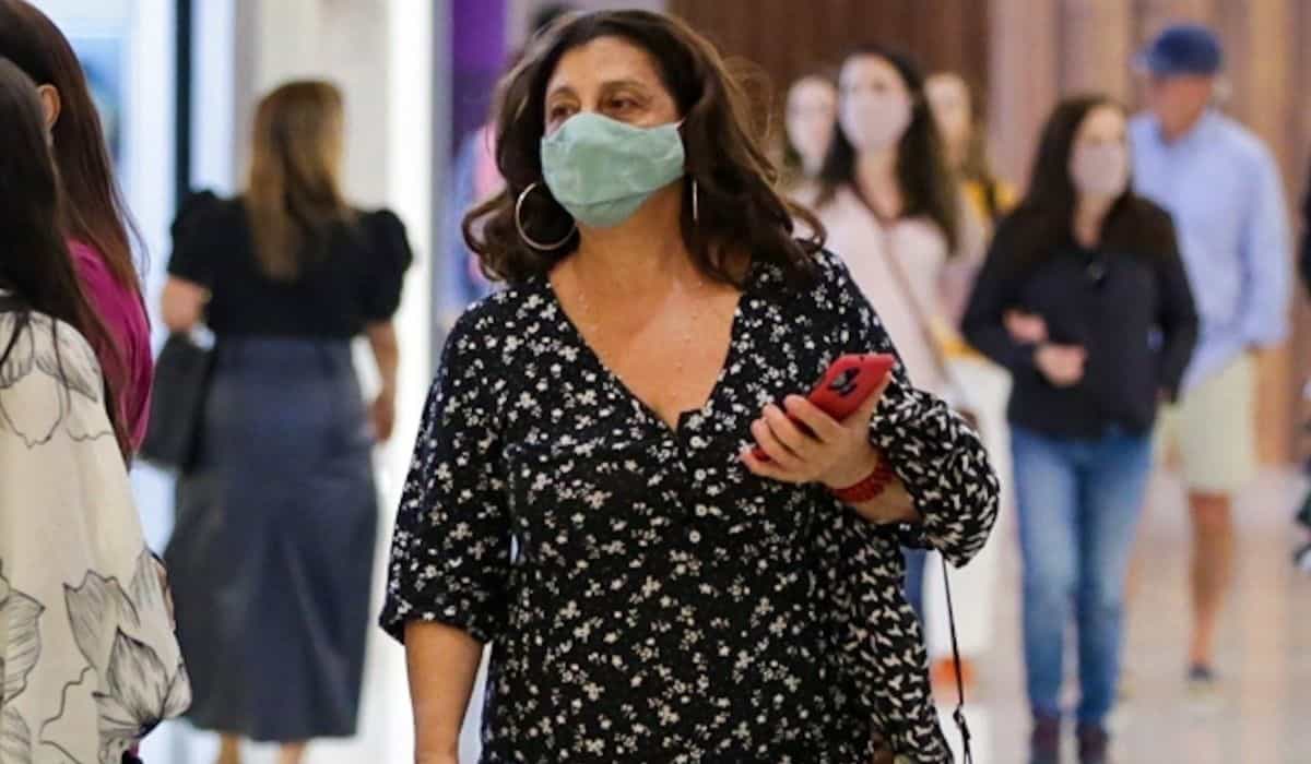 Catarina Abdalla é flagrada passeando em shopping do Rio