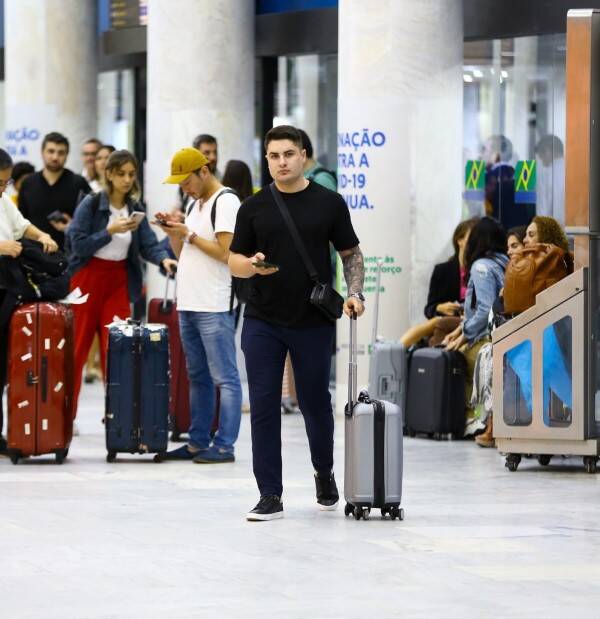 Lucas Souza, marido de Jojo, desembarca em aeroporto do Rio (Foto: Vitor Eduardo / AgNews)