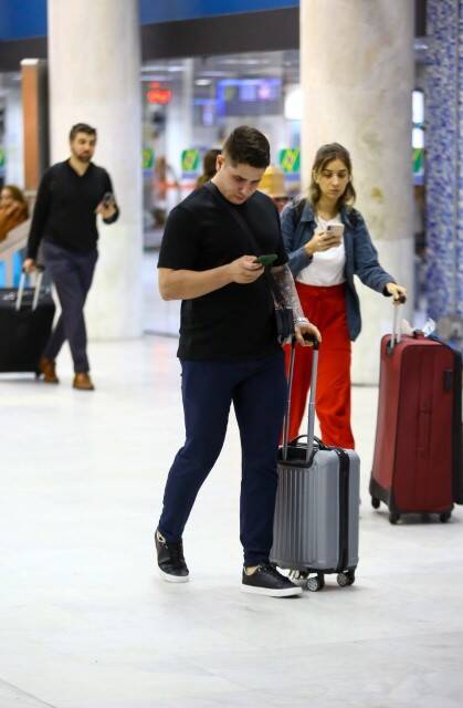 Lucas Souza, marido de Jojo, desembarca em aeroporto do Rio (Foto: Vitor Eduardo / AgNews)