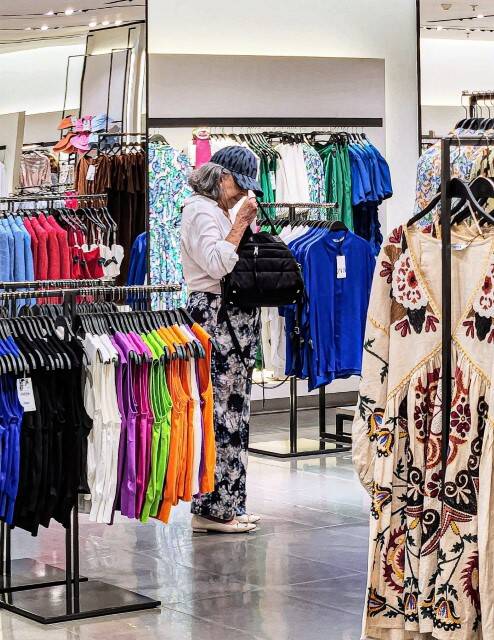 Betty Faria é flagrada fazendo compras em shopping do Rio (Foto: Daniel Delmiro / AgNews)