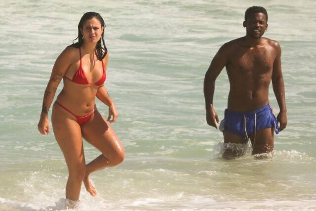 De biquíni vermelho, Hana Khalil curte praia do Rio com namorado (Foto: Dilson Silva / AgNews)