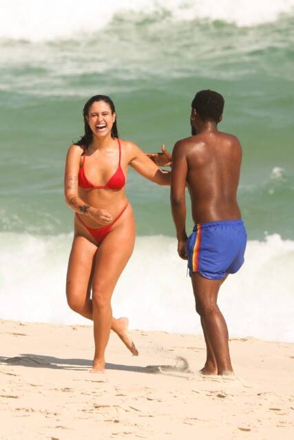 De biquíni vermelho, Hana Khalil curte praia do Rio com namorado (Foto: Dilson Silva / AgNews)