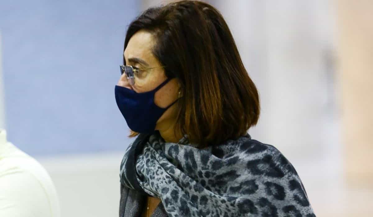 Christiane Torloni é vista desembarcando em aeroporto do Rio