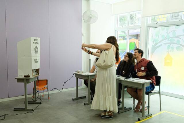 Grávida, Claudia Raia exibe barriga de cinco meses ao ir votar (Foto: Eduardo Schwartzberg / AgNews)