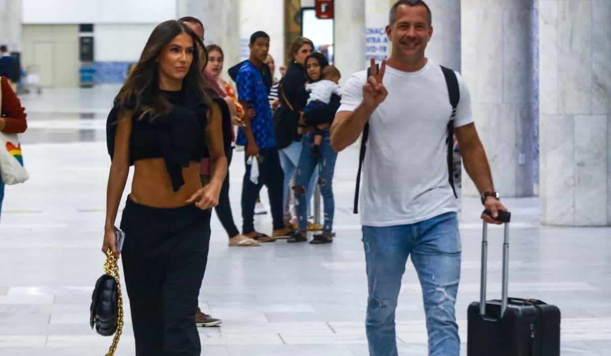 Malvino Salvador e Deborah Secco são vistos em aeroporto do Rio