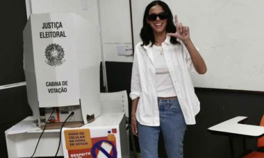Bruna Marquezine "faz o L" depois de votar no Rio de Janeiro