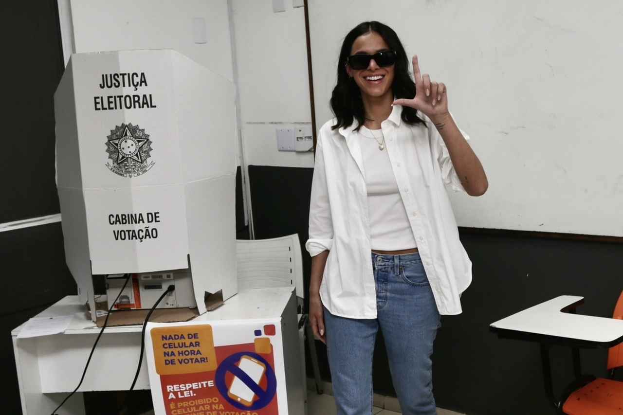 Bruna Marquezine "faz o L" depois de votar no Rio de Janeiro 