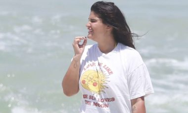 Giulia Costa curte dia de praia no Rio