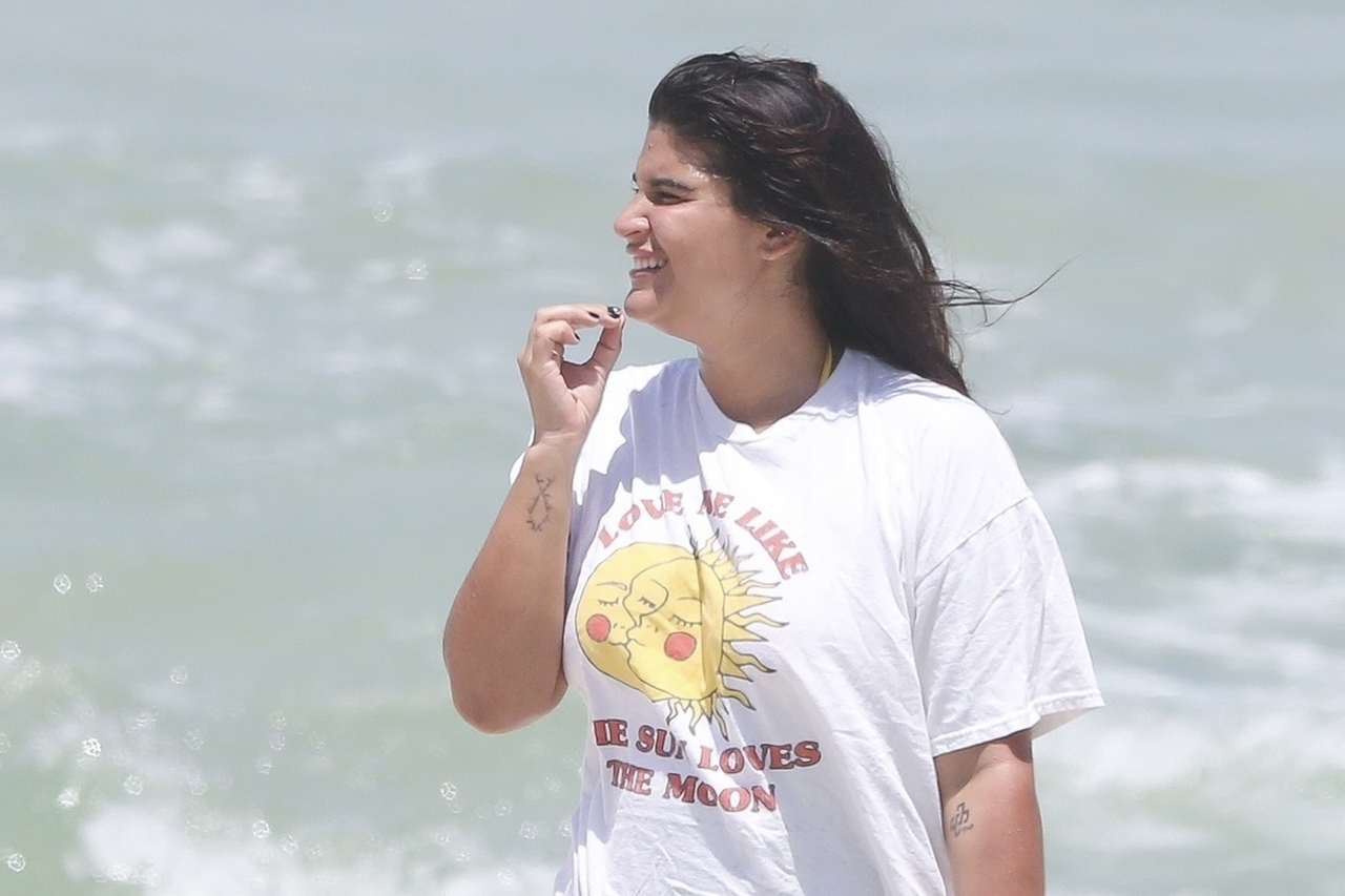 Giulia Costa curte dia de praia no Rio