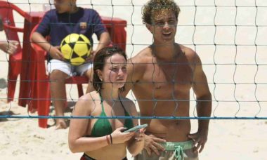 Larissa Manoela e André Luiz Frambach curtem dia de praia no Rio