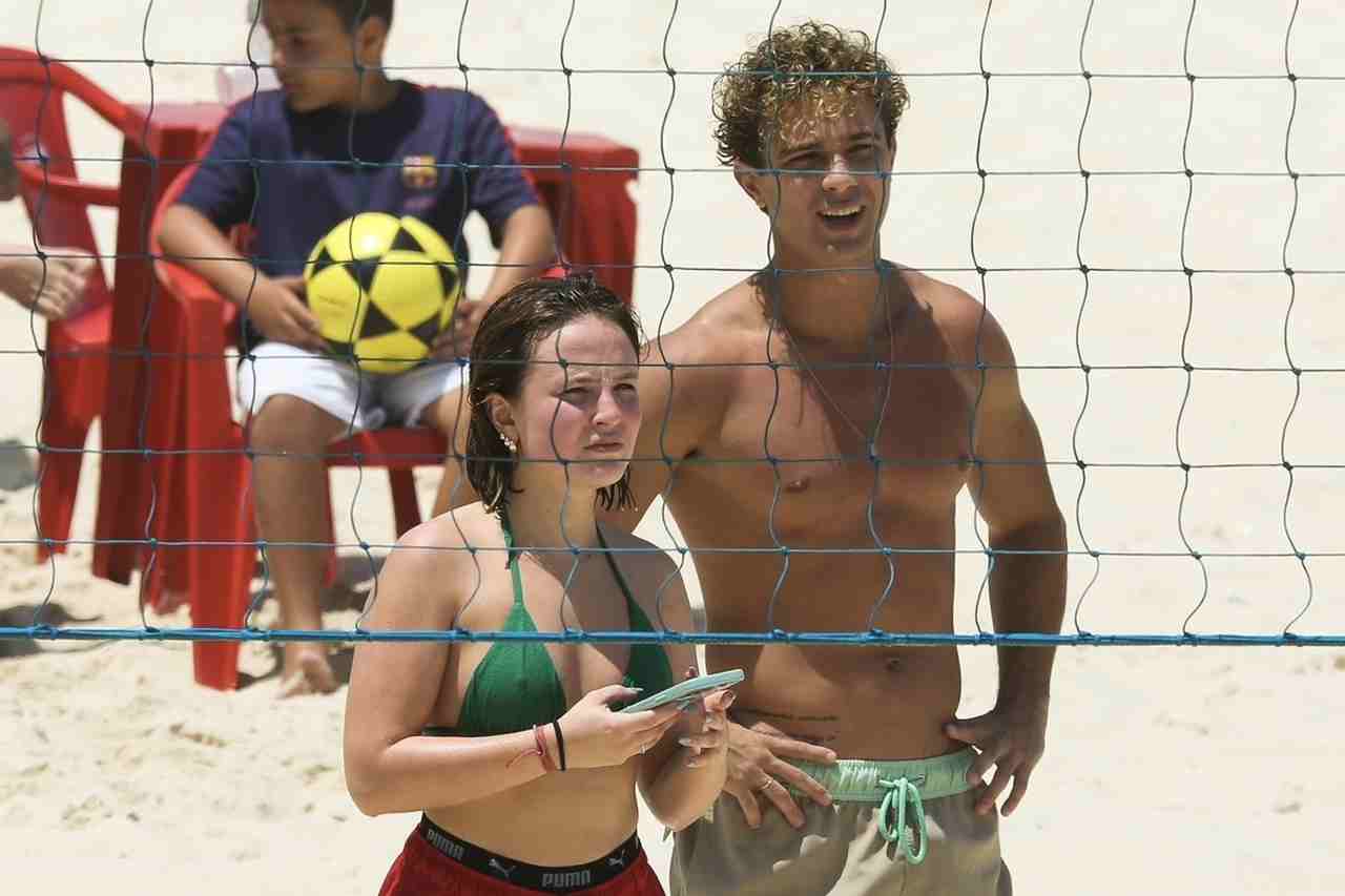 Larissa Manoela e André Luiz Frambach curtem dia de praia no Rio