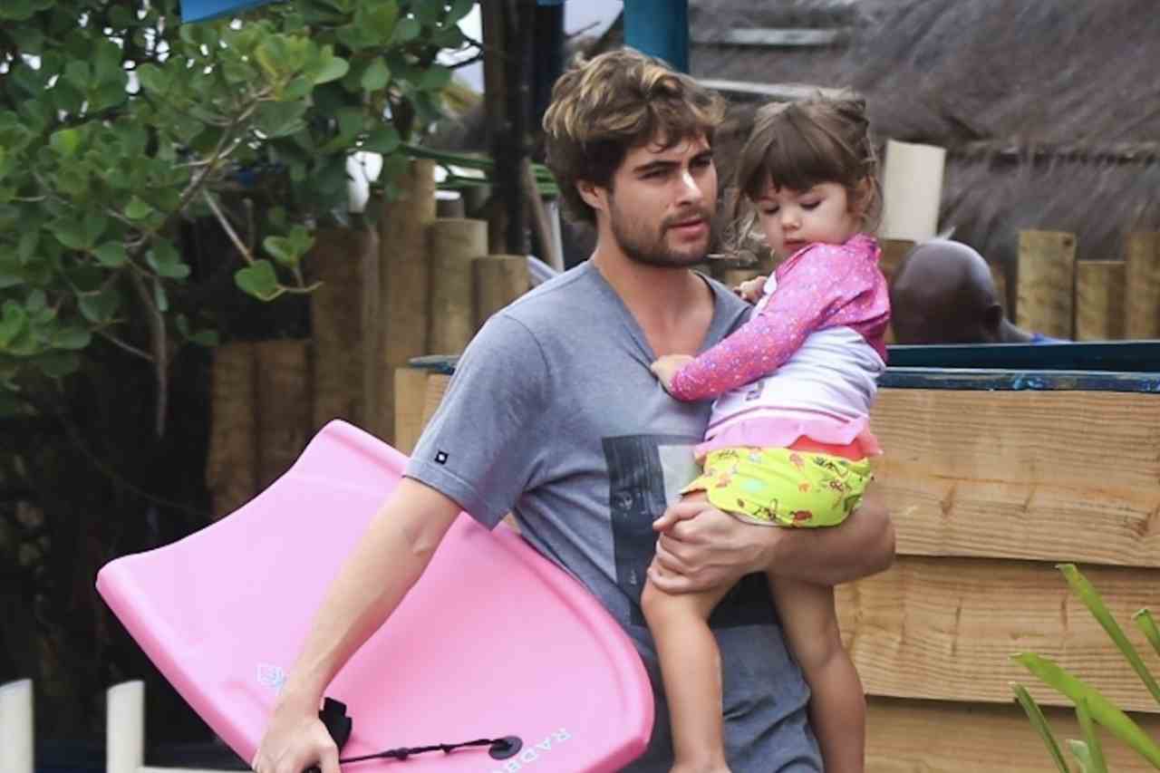 Rafael Vitti leva filha para curtir dia de praia no Rio