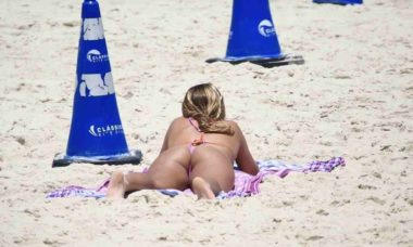 Isabella Santoni renova bronzeado em praia da Barra da Tijuca